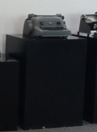 Pedestal, black | Pedestal, negro