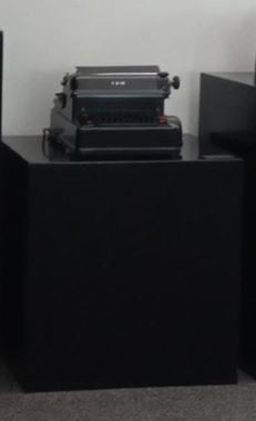 Pedestal, black | Pedestal, negro