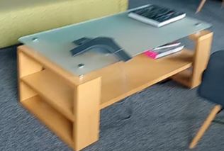 Coffee table, with glass top | Mesa de centro, con tapa de cristal