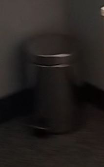 Metal trash container with lid and pedal | Contenedor de basura metálico con tapa y pedal