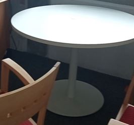 Round white table | Mesa blanca redonda