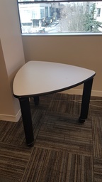 [#C11-44] Trinagle Table on wheels