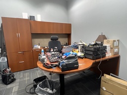 [#E7-8] U-Shaped Desk with Hutch