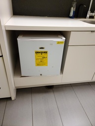 [#G10-2] Mini Fridge (Photo Approximation)