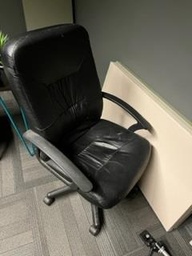 [#B5-66] Old Leather Chair