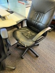[#B5-156] Old Leather Chair