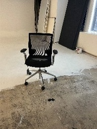 [#B13-40] Desk chair