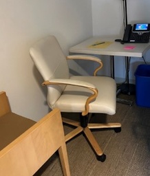 [#B5-2] White Conference Chair