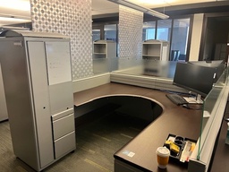 [#A4-1] Workstations with glass and one fixed ped each