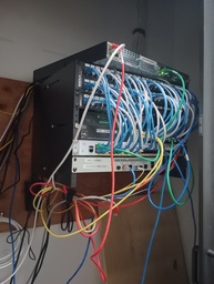 [#H15-29] Empty Metal Server Cabinet