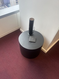 [#C11-10] Round metal end table (16" round x 16" H)