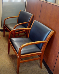 [#B9-4] Black guest chair with arms