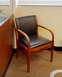 [#B9-4] Black guest chair with arms