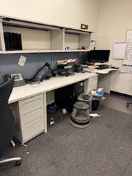 [#E3-18] Straight grey desk with overheads