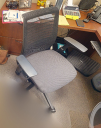 [#B13-8] Task chair with arms