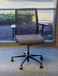 [#B13-3] Task chair with arms