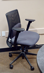 [#B13-4] Task chair with arms