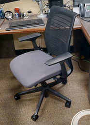 [#B13-5] Task chair with arms