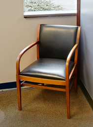 [#B9-8] Black guest chair with arms