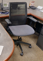 [#B13-3] Task chair with arms
