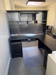 [#D23-6] Hutch atop a desk