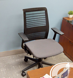 [#B13-4] Task chair with arms