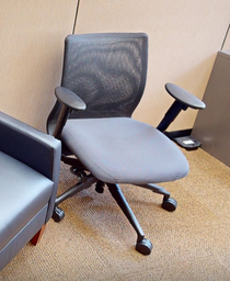 [#B13-4] Task chair with arms