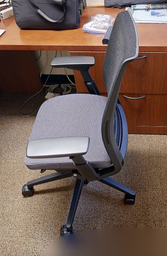 [#B13-3] Blk task chair with arms