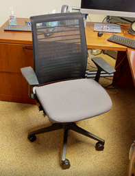 [#B13-4] Task chair with arms