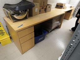 [#E3-86] Blond desks