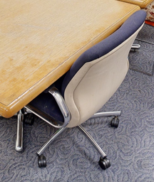 [#B13-5] Blue &amp; wht task chair with arms