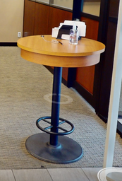 [#C4-11] Round standing lab table