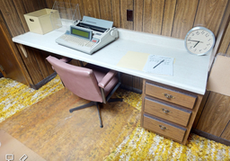 [#E4-5] Desk - 3 Drawer