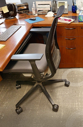 [#B13-4] Task chair with arms