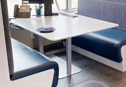 [#C4-10] Booth table