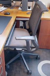 [#B13-2] Task chair with arms