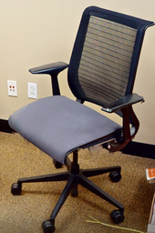 [#B13-3] Task chair with arms