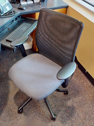 [#B13-5] Task chair with arms