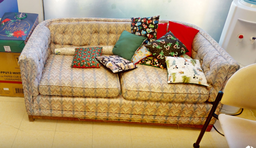 [#B6-6] Small couch