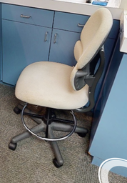 [#B12-6] White task chair no arms