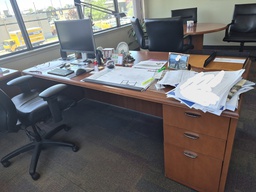 [#E3-14] Desk., wood with BBF ped