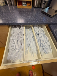 [#I10-35] Drawer with Plastic Utensil Dividers