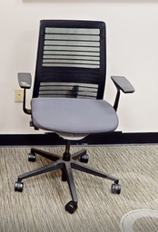 [#B13-4] Task chair with arms