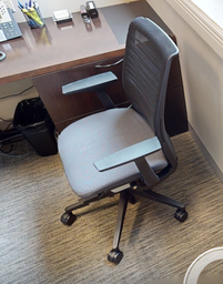[#B13-3] Task chair with arms
