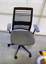 [#B13-5] Task chair with arms
