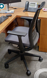 [#B13-4] Task chair with arms