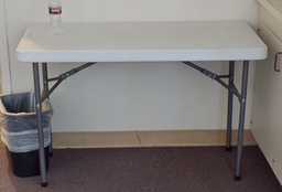 [#C8-17] Folding table