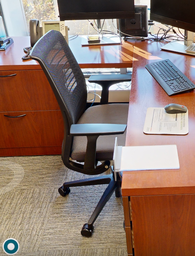 [#B13-5] Task chair with arms
