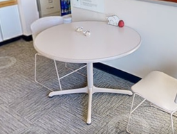 [#C4-13] Round meeting table