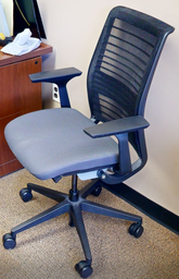 [#B13-3] Task chair with arms